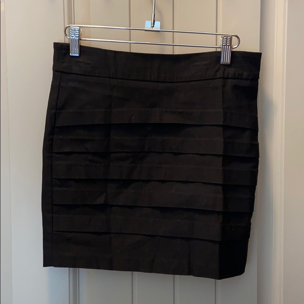 Fitted black skirt
